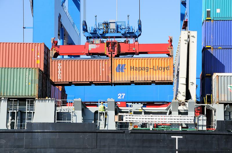 7833 Container über dem Laderaum eines Feederschiffs. | Containerhafen Hamburg - Containerschiffe im Hamburger Hafen